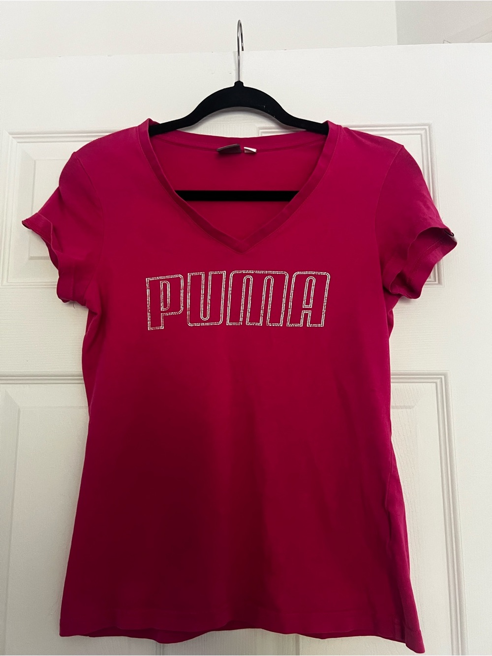 PUMA Women's V-Neck Logo Tee in Fuchsia